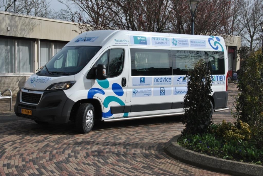Nieuwe Rolstoelbus wordt overgedragen aan de Woonzorggroep Samen