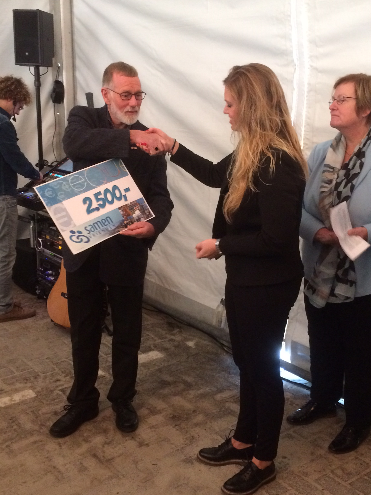 Samen Vrienden geeft cheque van € 2.500,00 aan bewoners van De Elshof