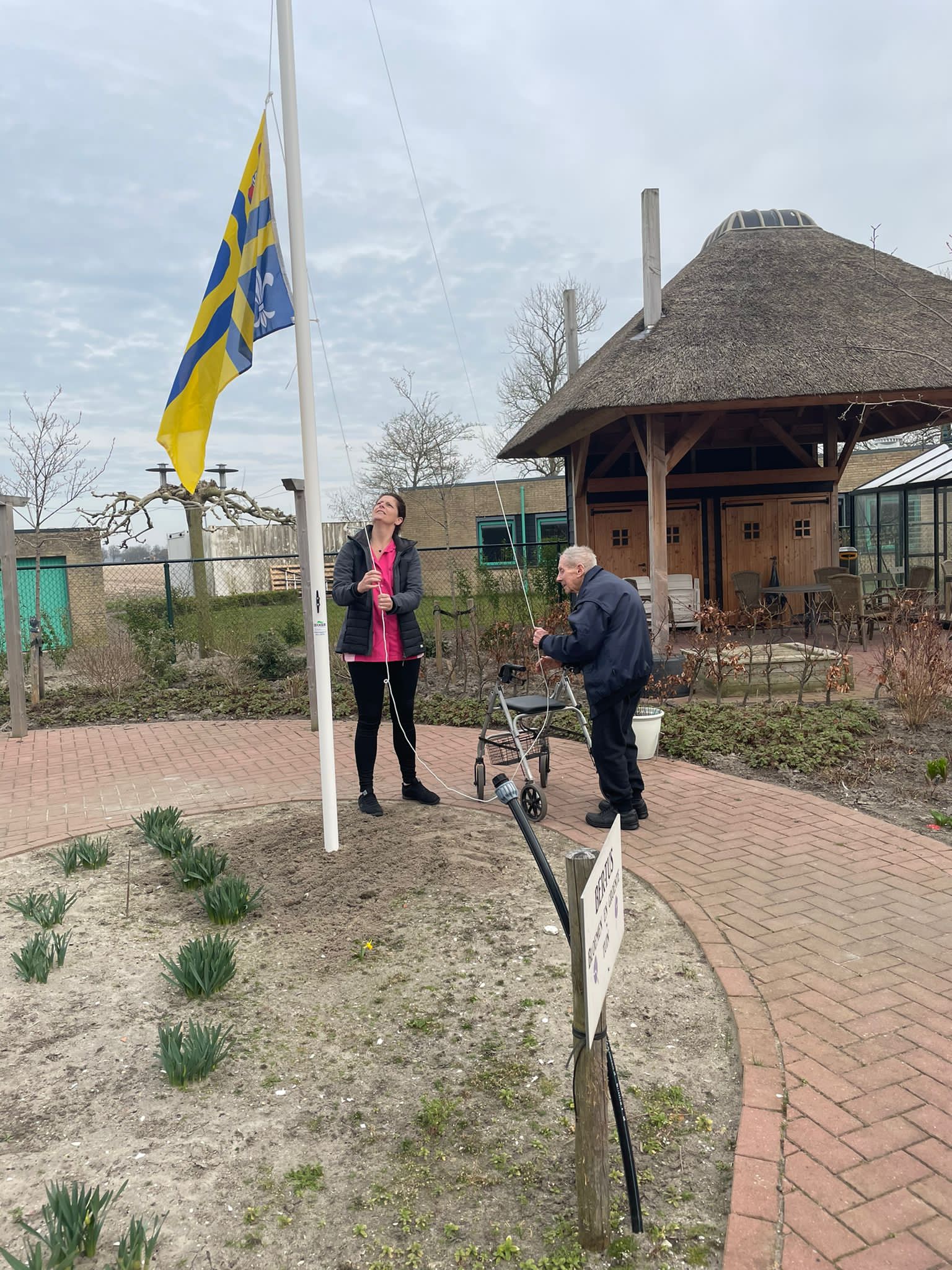 Vlaggenmast geplaatst in de tuin van Lelypark