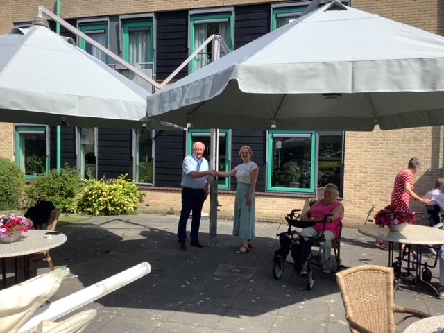 Op vrijdag 17 juni werden de parasols geplaatst bij Lelypark